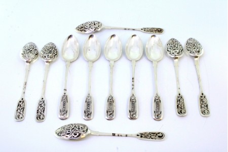 Conjunto de onze colheres de sobremesa em prata com gravados nas conchas e cabos ao gosto Russo.